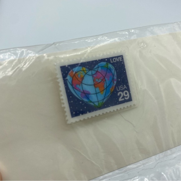 Vintage USPS Love Planet Earth USA 29 Laminated Stamp Pin - Picture 2 of 6